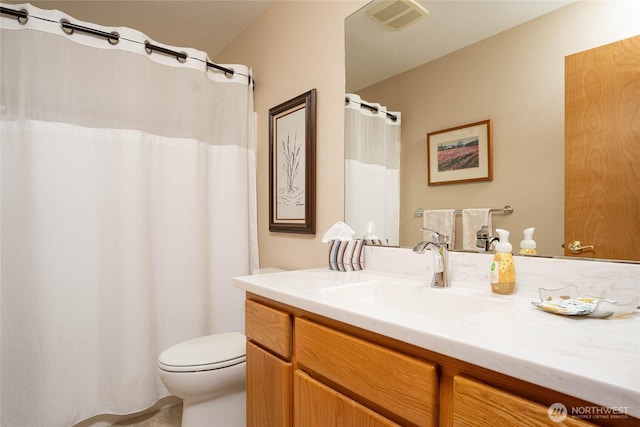 full bath with toilet, curtained shower, visible vents, and vanity