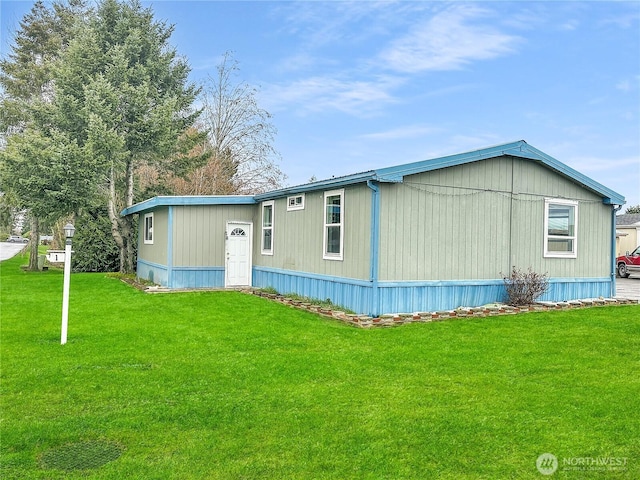 manufactured / mobile home featuring a front lawn