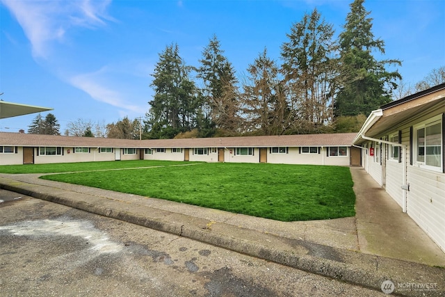 single story home with a front yard