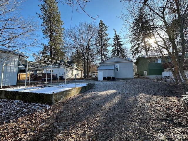 view of yard with an outdoor structure