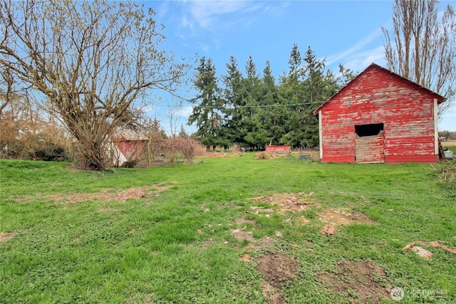 view of yard with an outbuilding and a barn