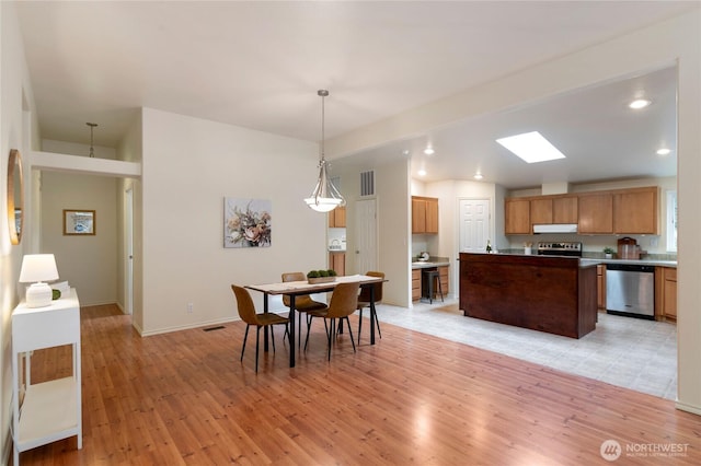 dining space with visible vents, recessed lighting, light wood-type flooring, and baseboards