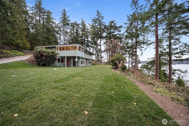 view of yard featuring a water view