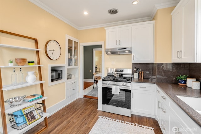 kitchen featuring under cabinet range hood, visible vents, gas range, and dark wood finished floors