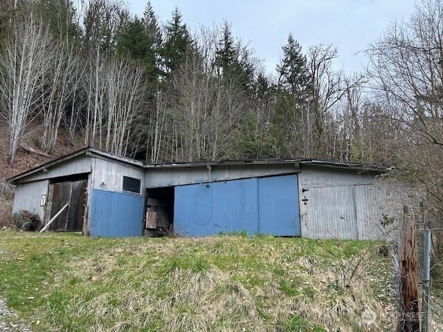 view of pole building featuring a lawn