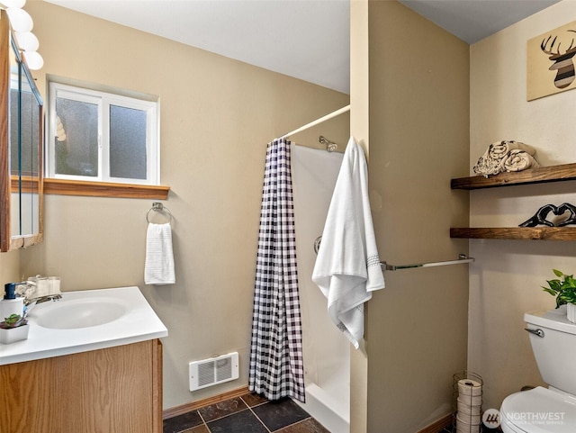 full bathroom with visible vents, toilet, curtained shower, baseboards, and vanity