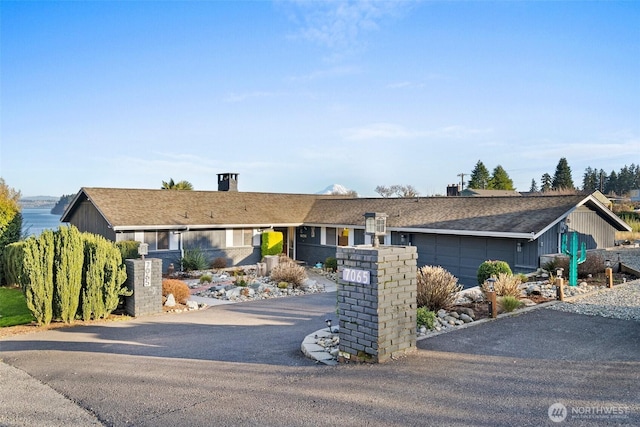 ranch-style house featuring a shingled roof