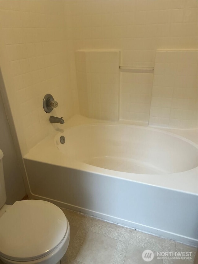 full bathroom with toilet and washtub / shower combination