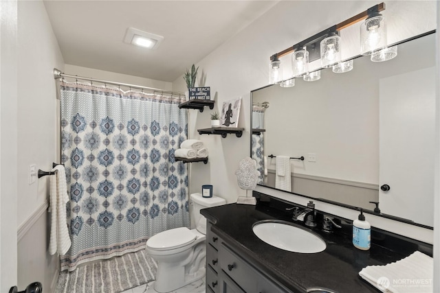 full bath with toilet, vanity, and a shower with curtain