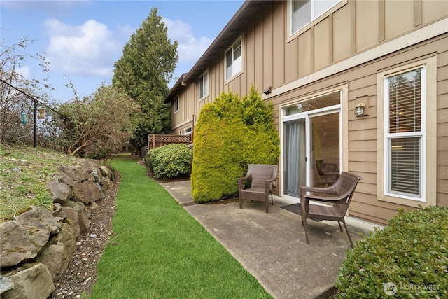 view of yard featuring a patio