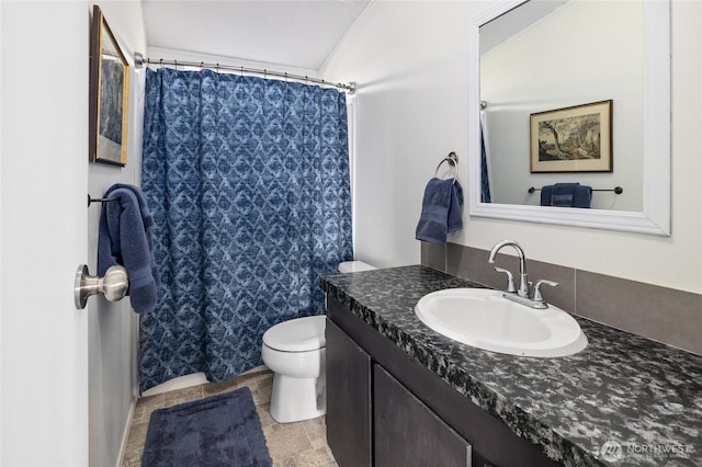 full bathroom featuring a shower with shower curtain, toilet, and vanity