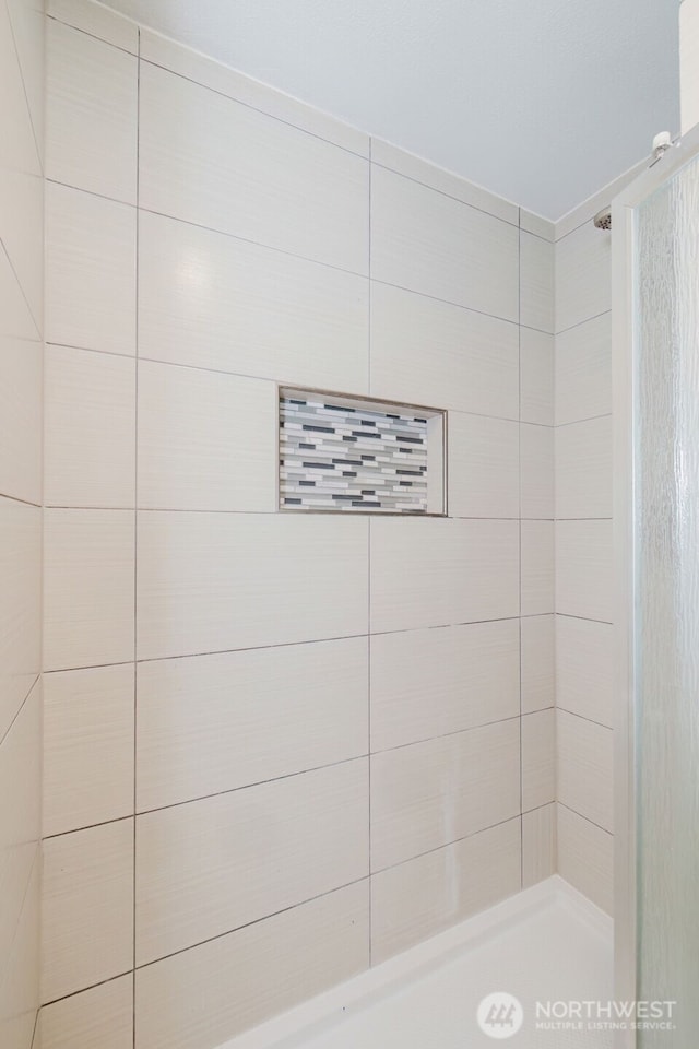 full bath with tiled shower