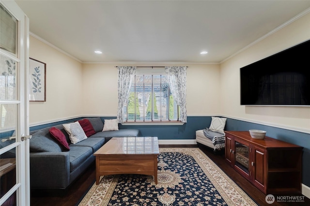 living area with recessed lighting, baseboards, wood finished floors, and ornamental molding