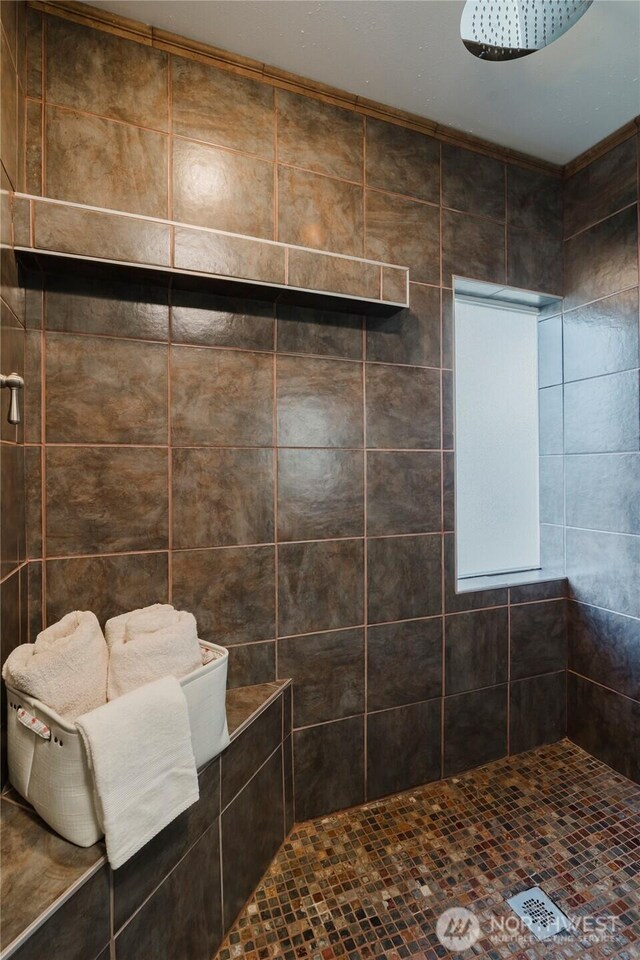 bathroom featuring tiled shower