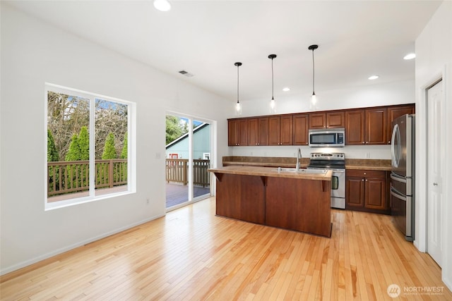 kitchen with visible vents, recessed lighting, appliances with stainless steel finishes, light wood-style floors, and a sink