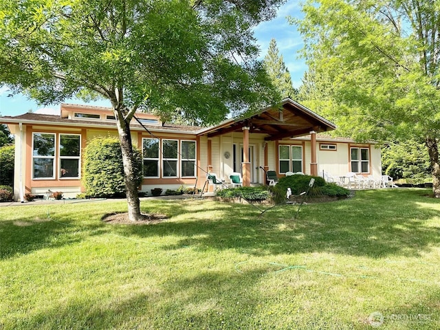 view of front of property featuring a front yard