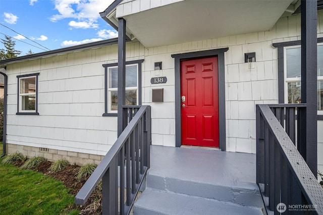 entrance to property with crawl space