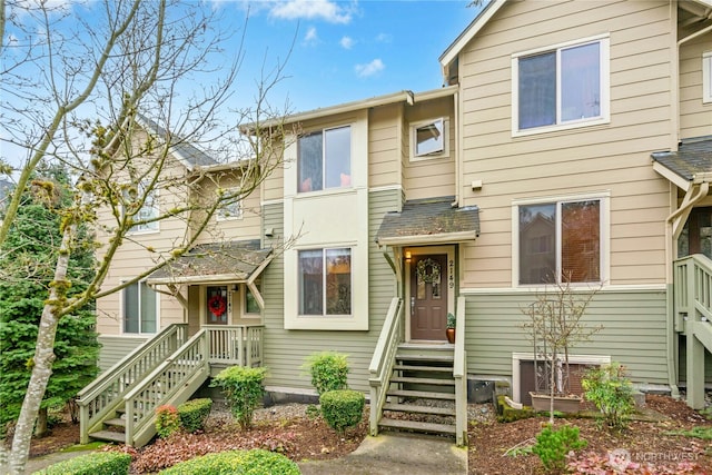 townhome / multi-family property featuring a shingled roof