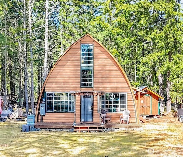 view of front of property featuring an outbuilding and a front lawn