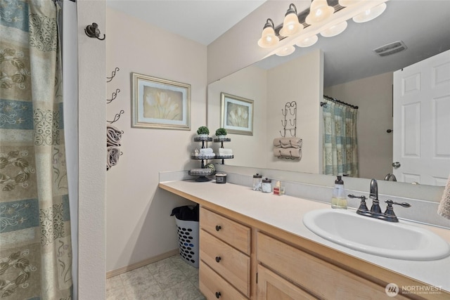 full bath with visible vents, baseboards, curtained shower, and vanity