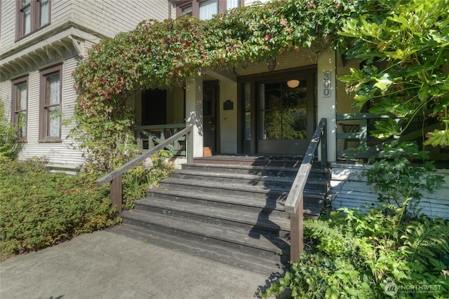 entrance to property featuring covered porch