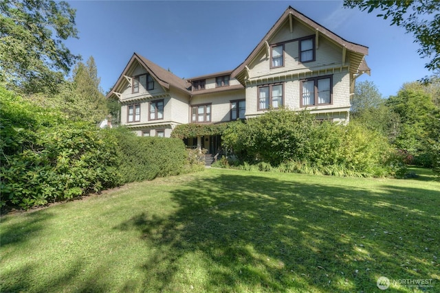 view of front facade with a front lawn