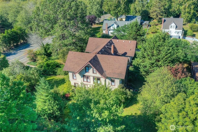 birds eye view of property featuring a wooded view