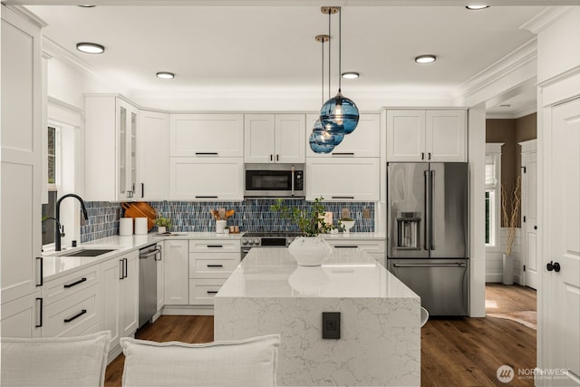 kitchen featuring a sink, stainless steel appliances, dark wood-type flooring, and crown molding