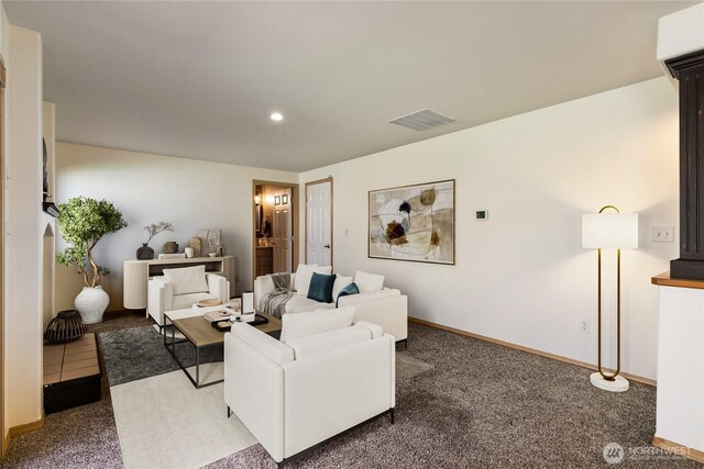 living room with recessed lighting, carpet flooring, baseboards, and visible vents