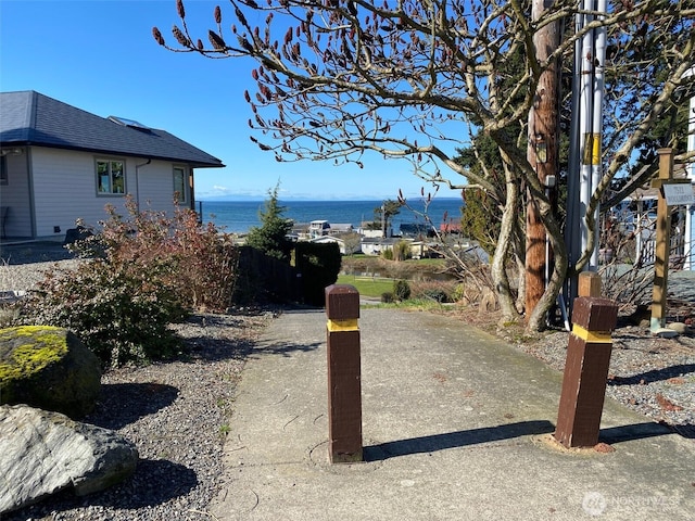 view of yard featuring a water view