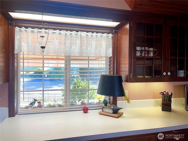 room details featuring decorative backsplash