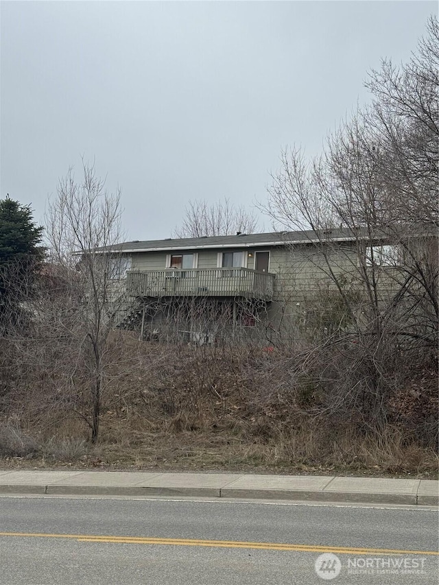 manufactured / mobile home with a wooden deck