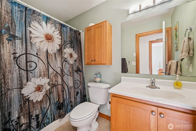 full bathroom featuring a shower with shower curtain, toilet, and vanity