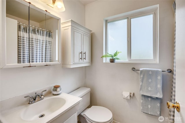 full bathroom with vanity, toilet, and a shower with curtain