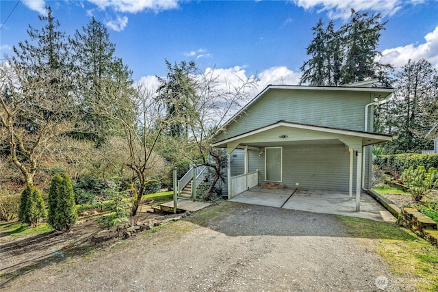 view of front of property featuring driveway