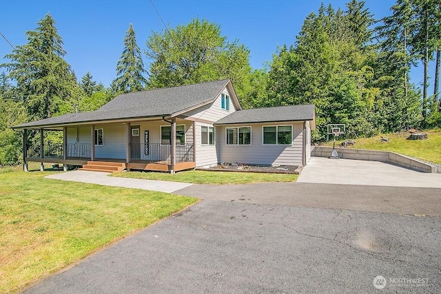 view of front of house featuring a porch, driveway, and a front yard