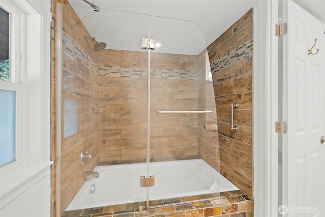 bathroom featuring tiled shower / bath combo