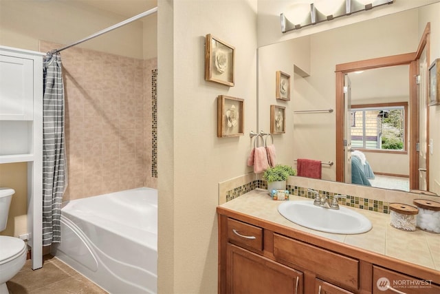 ensuite bathroom with tasteful backsplash, tile patterned flooring, toilet, shower / bath combination with curtain, and vanity