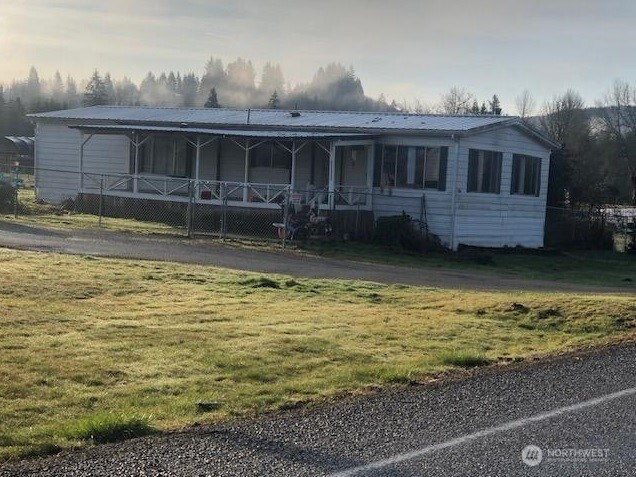 view of front facade with a front lawn