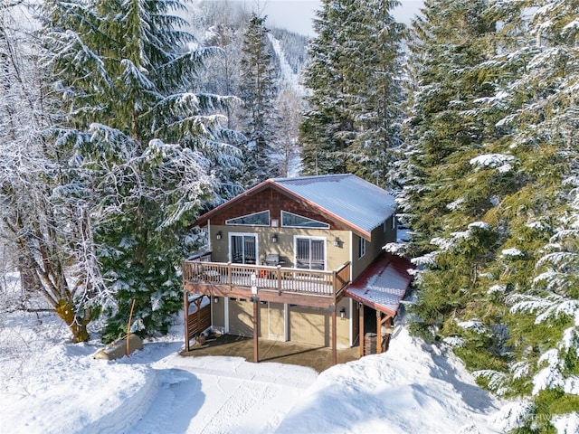 view of front of property featuring a wooded view