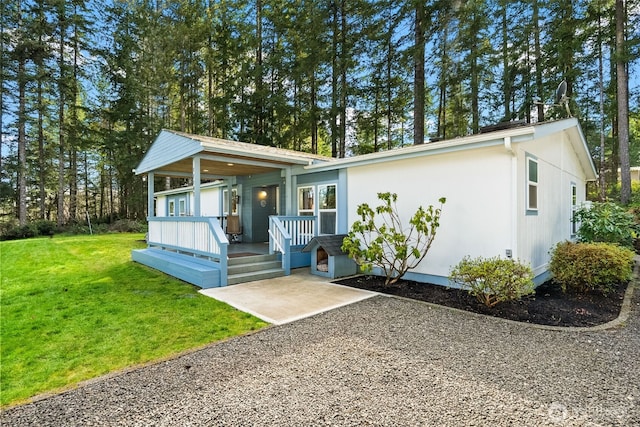 view of front of property featuring a porch and a front lawn