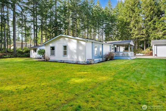 view of front of home featuring crawl space and a front lawn