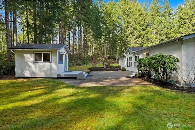 view of yard featuring an outbuilding