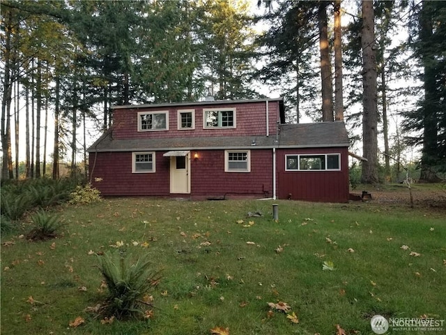 view of front facade with a front yard