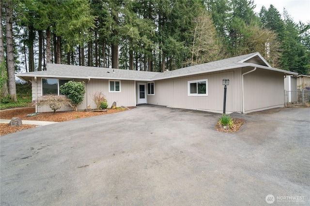 ranch-style home featuring aphalt driveway