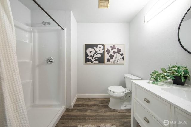 full bathroom featuring visible vents, toilet, a shower with curtain, wood finished floors, and vanity