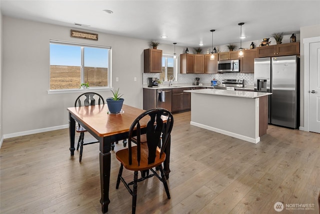 dining space featuring recessed lighting, visible vents, baseboards, and light wood-style flooring