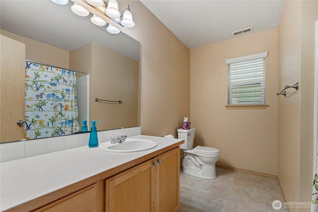 full bath featuring visible vents, toilet, a shower with shower curtain, baseboards, and vanity