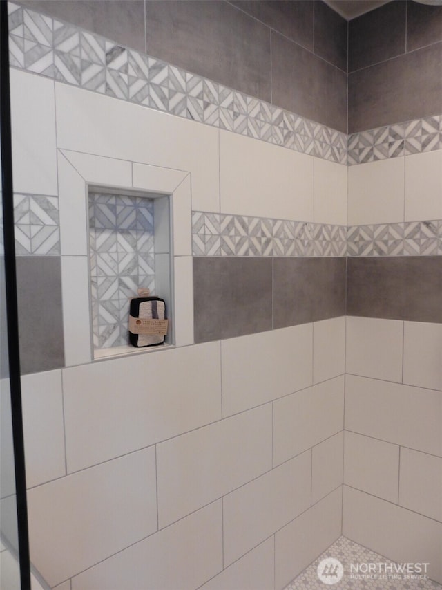 full bathroom featuring a tile shower