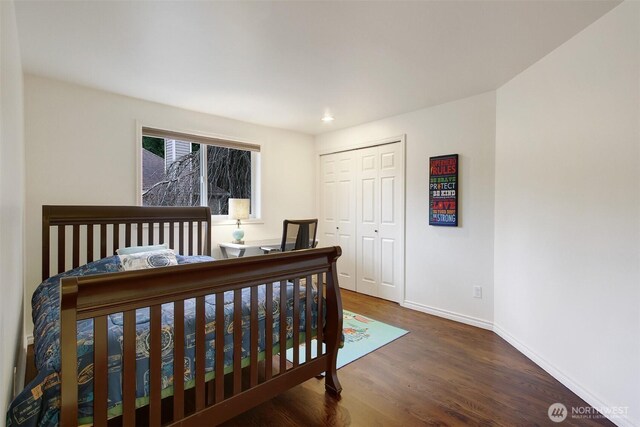 bedroom with a closet, recessed lighting, baseboards, and wood finished floors